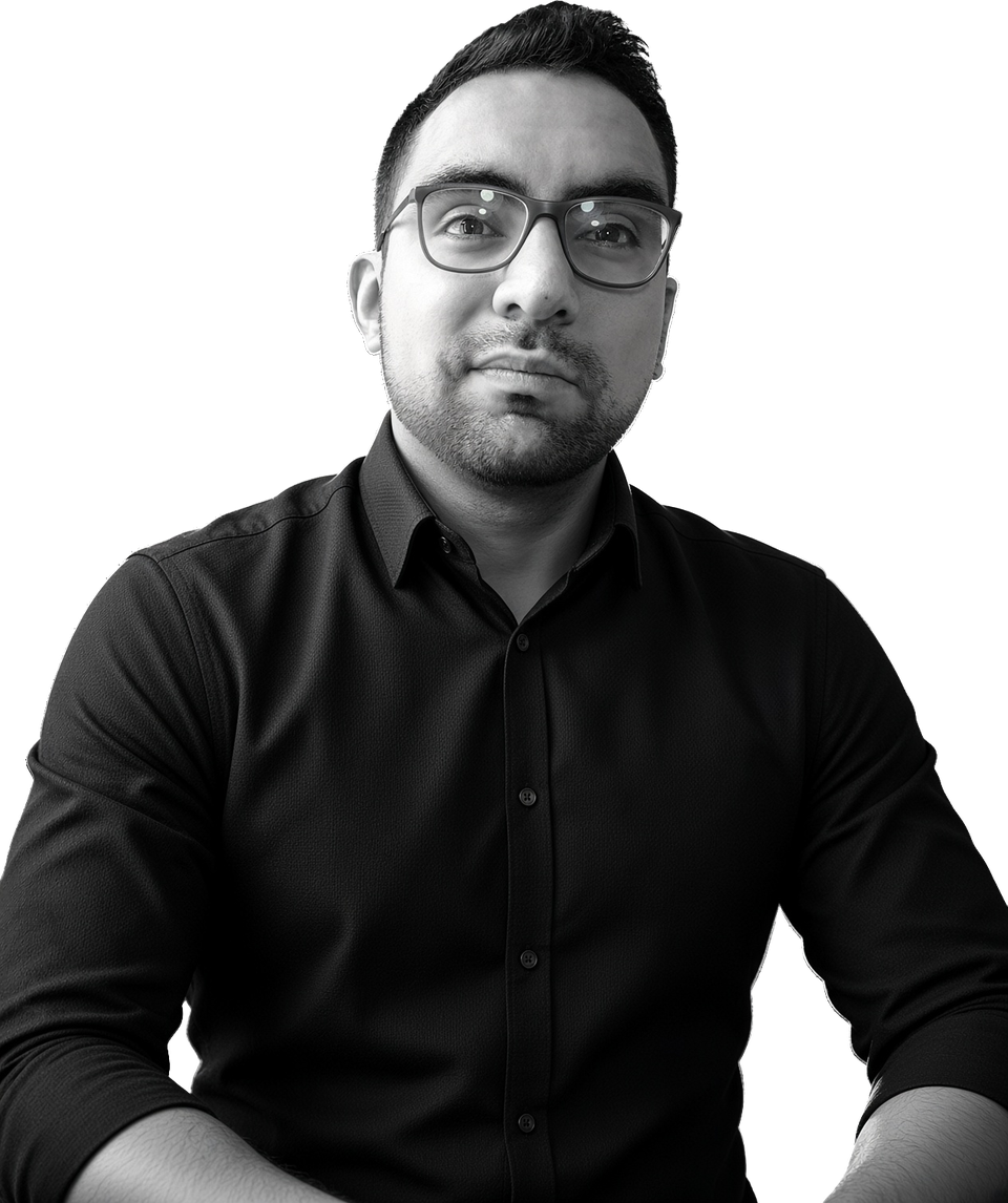 Ricardo Socadagui Pérez, B2B Growth Manager en Bogotá Retrato en blanco y negro de Ricardo Socadagui Pérez, B2B Growth Manager, con lentes y camisa oscura.